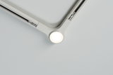 Weißes Y-förmiges Deckenlicht mit integriertem LED-Leuchtmittel und Metall-Schienenführung
