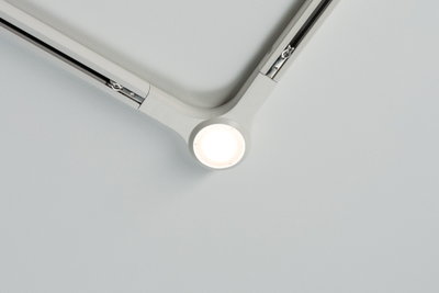 Weißes Y-förmiges Deckenlicht mit integriertem LED-Leuchtmittel und Metall-Schienenführung