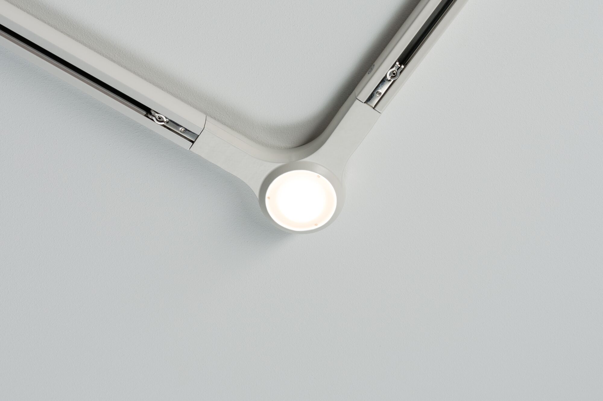 Weißes Y-förmiges Deckenlicht mit integriertem LED-Leuchtmittel und Metall-Schienenführung