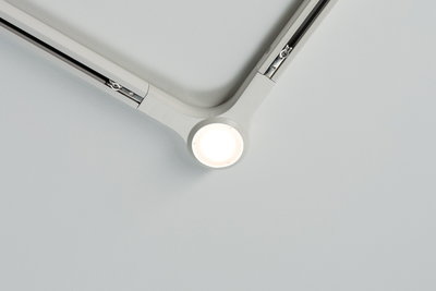 Weißes Y-förmiges Deckenlicht mit integriertem LED-Leuchtmittel und Metall-Schienenführung