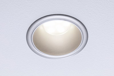Round LED recessed spotlight with silver aluminum frame and warm white light for living spaces