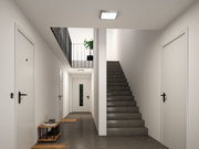 Modernes Treppenhaus mit grauem Betonboden und quadratischer Deckenleuchte in Weiß und Aluminium
