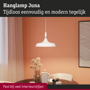Witte hanglamp Juna van metaal en kunststof tegen oranje muur in eetkamer