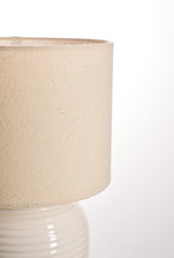 Abat-jour beige en lin avec base en céramique crème pour un éclairage intérieur élégant