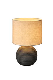 Tischlampe mit beige Stoffschirm und geriffeltem, dunklem Keramikfuß für Wohnraumbeleuchtung