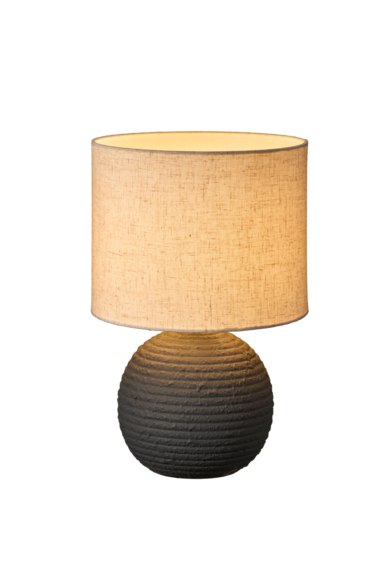 Tischlampe mit beige Stoffschirm und geriffeltem, dunklem Keramikfuß für Wohnraumbeleuchtung
