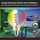 Ampoule LED colorée avec filament en spirale dans salle à manger moderne, lumière dimmable et blanche réglable