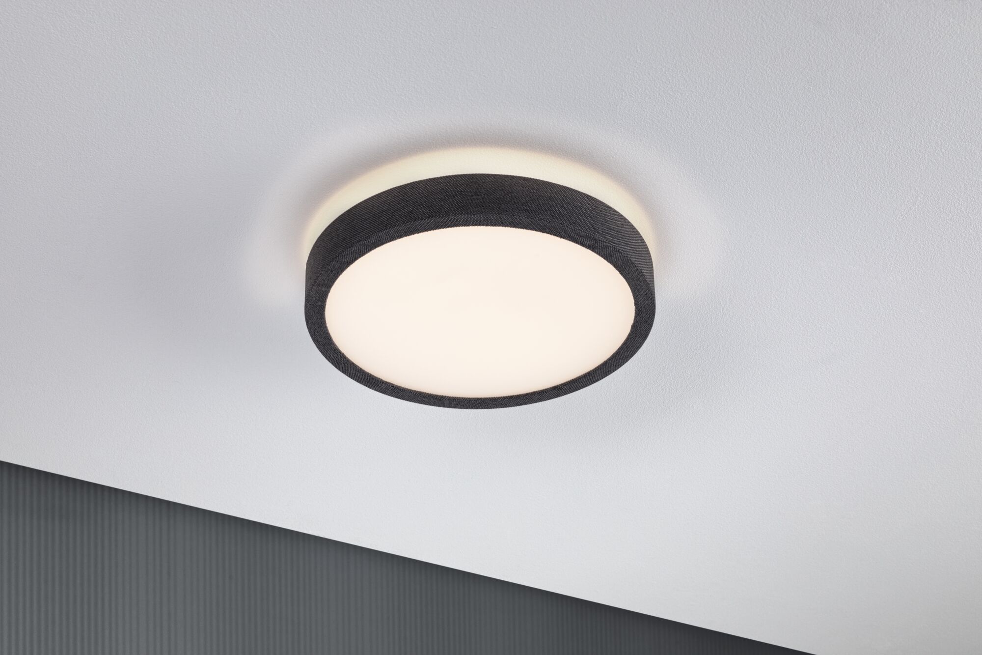 Plafonnier rond avec bord en tissu noir et lumière blanc chaud pour intérieurs modernes