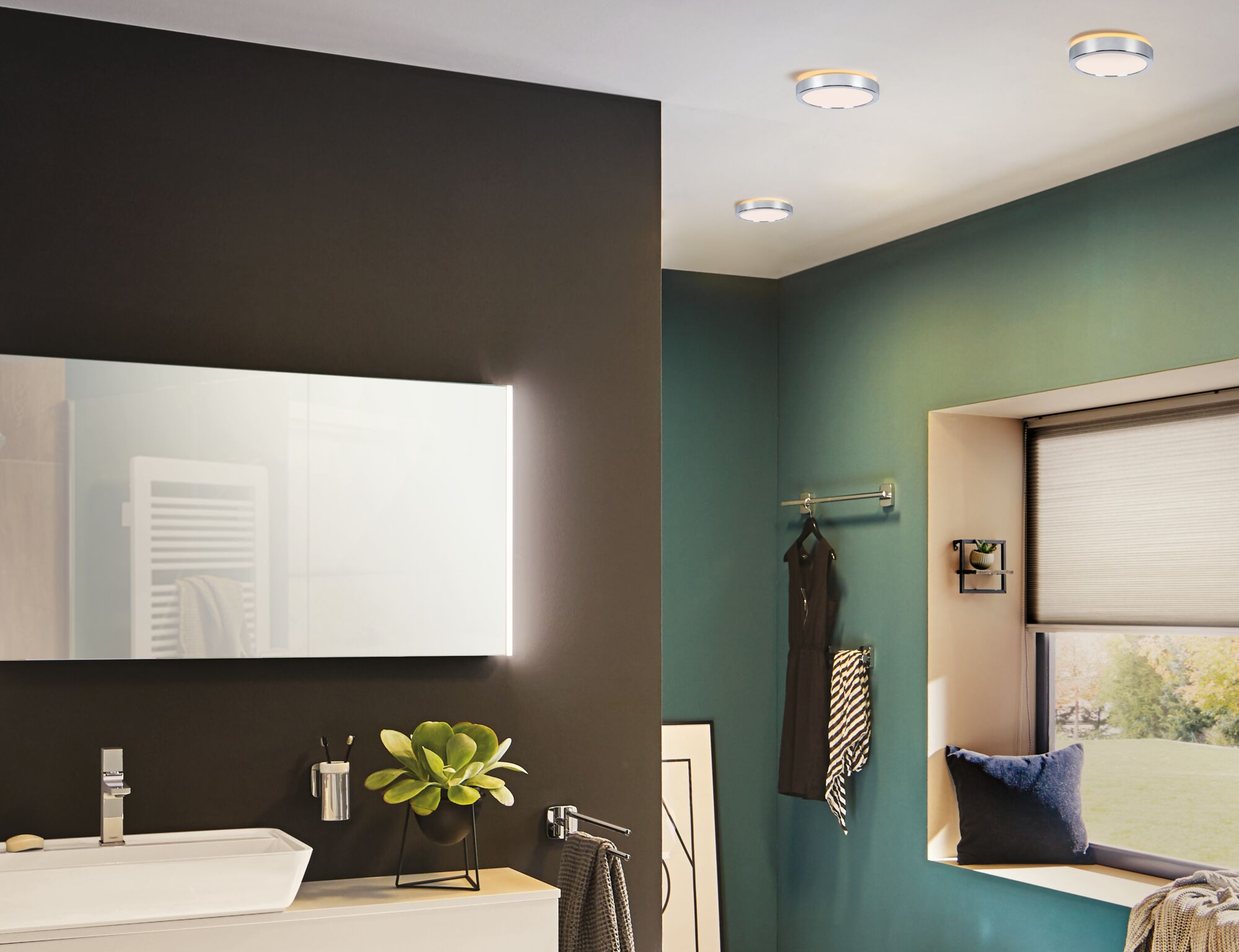 Modernes Badezimmer mit runden Deckenleuchten aus Metall in Silber und warmweißem Licht