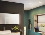Modernes Badezimmer mit runden Deckenleuchten aus Metall in Silber und warmweißem Licht