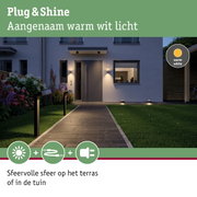 Moderne buitenverlichting met warm wit licht voor tuinpaden en terrasverlichting