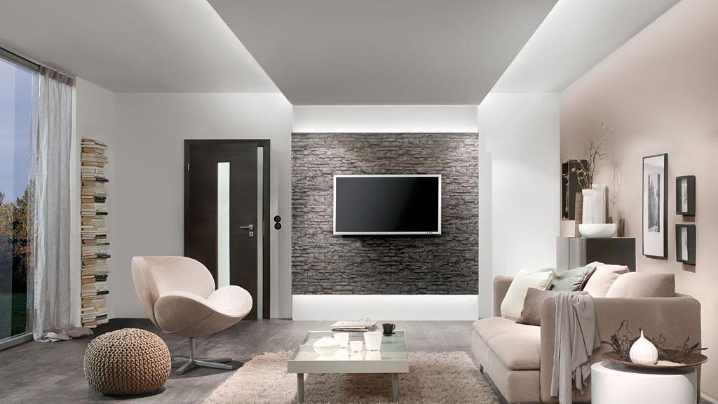 Salon moderne avec éclairage LED indirect au plafond et mur pour une ambiance lumineuse.