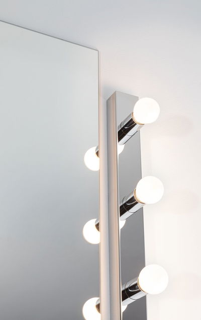 Moderne Wandlampe aus Chrom mit vier runden weißen LED-Leuchtmitteln für Badspiegelbeleuchtung