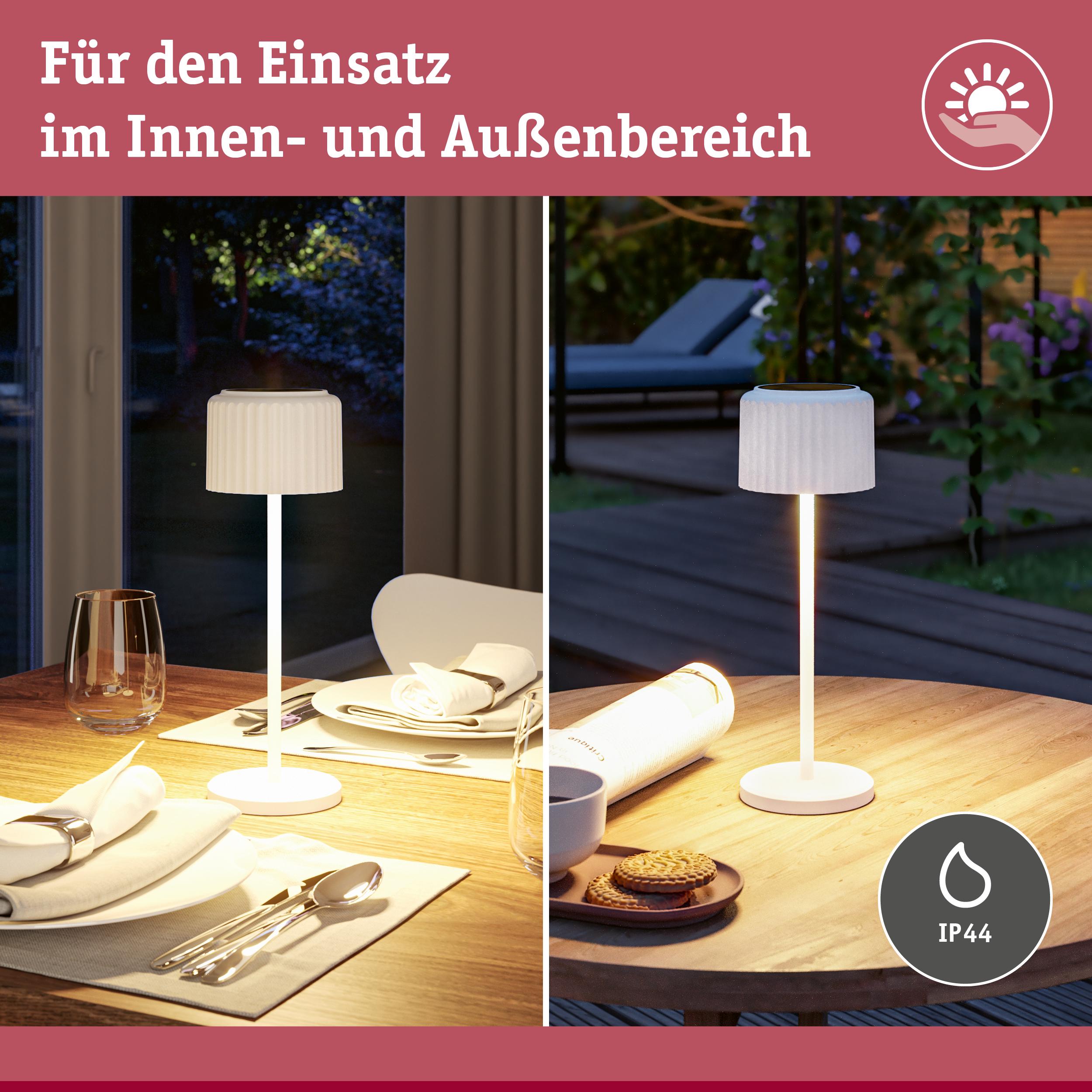 Weiße LED-Tischlampe mit Stoffschirm auf Holz-Tisch, geeignet für Innen- und Außenbereich mit IP44 Schutz