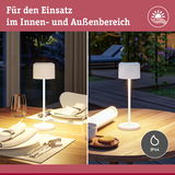 Weiße LED-Tischlampe mit Stoffschirm auf Holz-Tisch, geeignet für Innen- und Außenbereich mit IP44 Schutz