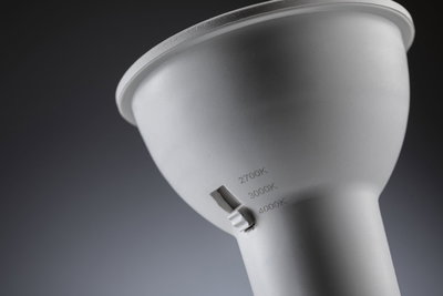 Weißer LED-Strahler mit einstellbarer Farbtemperatur 2700K, 3000K und 4000K für flexible Beleuchtung