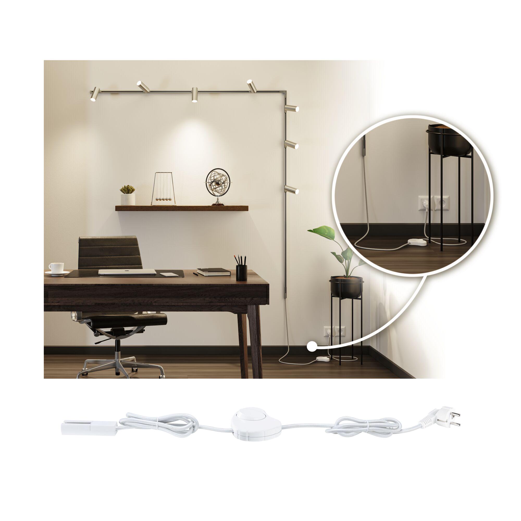 Hvid forlængerledning med kontakt til LED-lyslister i moderne kontor med træbord