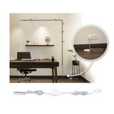 Hvid forlængerledning med kontakt til LED-skinnebelysning i moderne kontor med træskrivebord