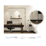 Weißes Verlängerungskabel mit Schalter für LED-Lichtleisten im modernen Büro mit Holzschreibtisch