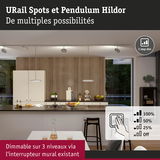Cuisine moderne avec spots URail et Pendulum Hildor dimmables en blanc et bois pour un éclairage polyvalent