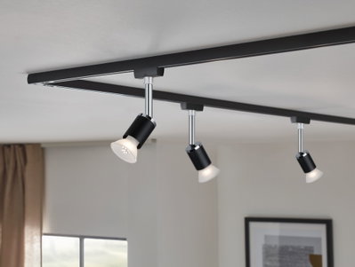 Schwarzes LED-Schienensystem mit drei verstellbaren Spots aus Metall für moderne Raumbeleuchtung