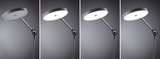Moderne sort gulvlampe med rund plastdiffuser i forskellige lysfarver.