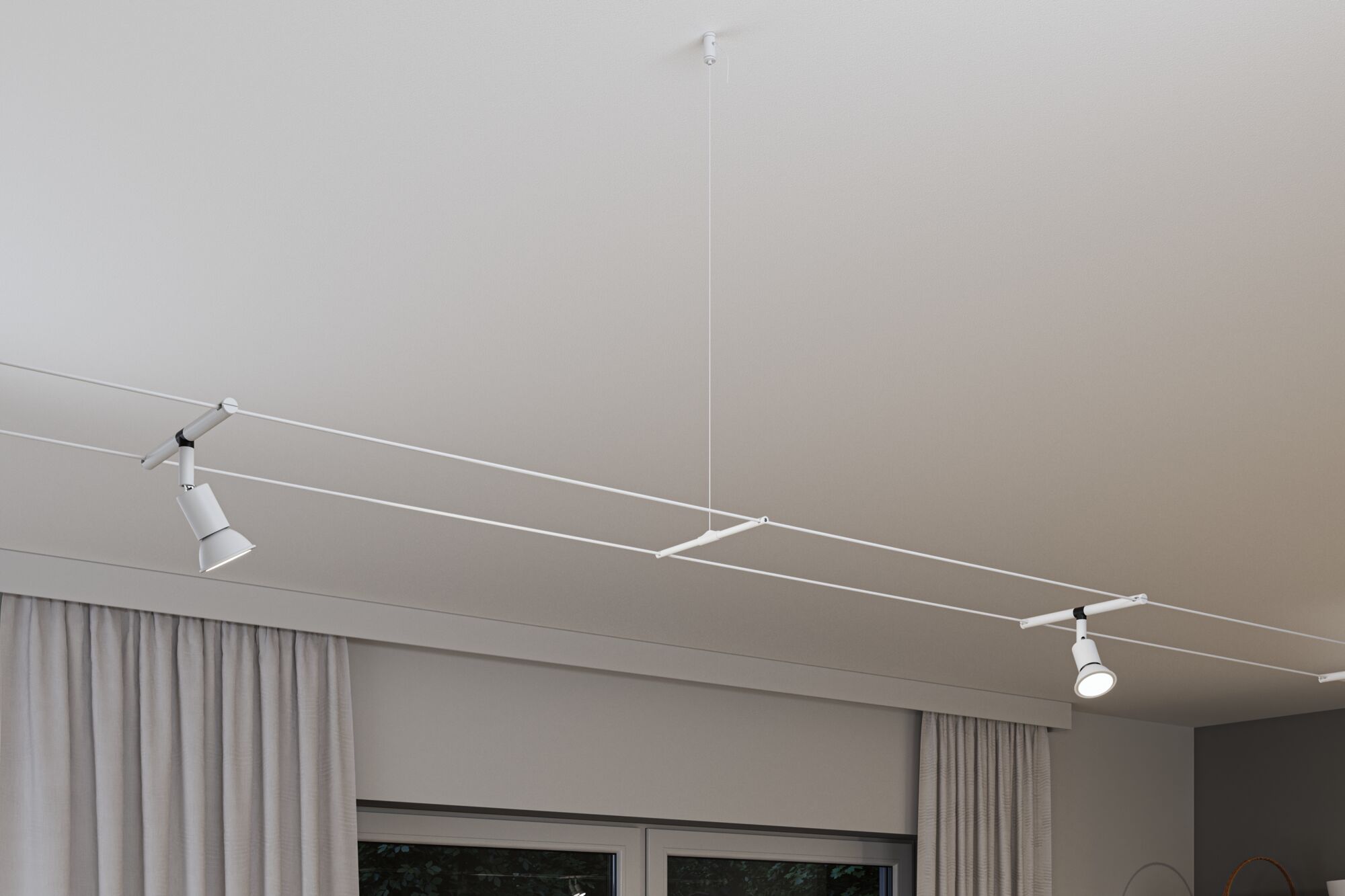 Modernes weißes Seilsystem mit zwei verstellbaren LED-Strahlern an der Decke für flexible Beleuchtung