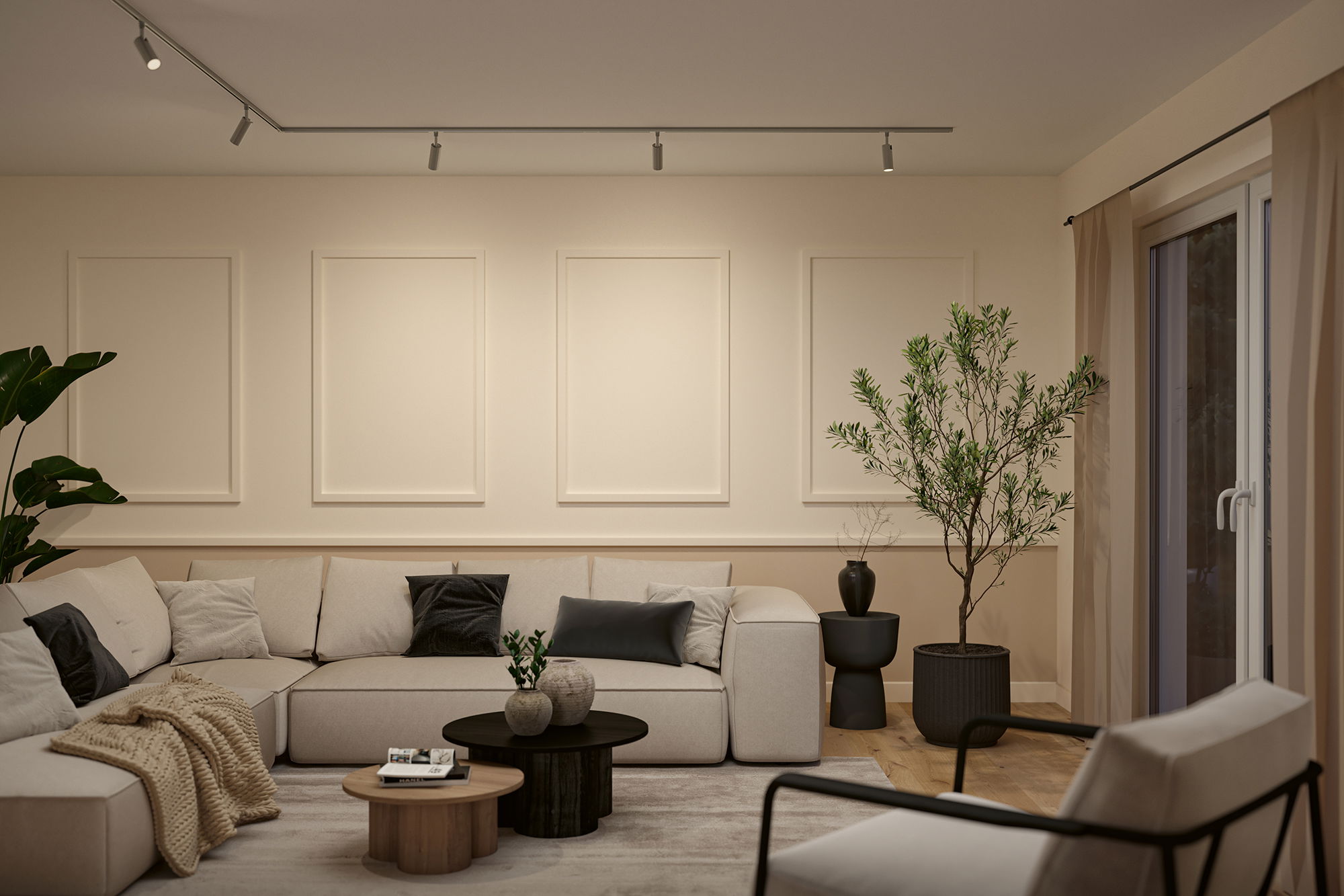 Moderne woonkamer met beige stoffen bank, zwarte en grijze kussens, houten salontafels en plantenverlichting