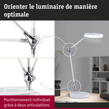 Lampe de bureau LED blanche avec deux articulations réglables et détails chromés pour un éclairage flexible