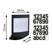 Schwarze Außenwandleuchte mit weißem Diffusor und schwarzen Zahlen- und Buchstabenaufklebern, Maße 198x252x71 mm