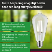 Heldere LED-gloeilamp met zilveren fitting op groen-blauwe achtergrond voor energiebesparende verlichting