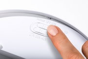 Finger bedient weißen Schalter mit Sensor ON/OFF und Farbtemperaturwahl 27K/30K/40K