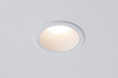Runde weiße LED-Einbauleuchte in Decke mit warmweißem Licht für moderne Innenbeleuchtung