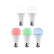 Fünf LED-Glühbirnen mit E27-Sockel in Weiß, warmweiß, Rot, Grün und Blau für smarte Beleuchtung