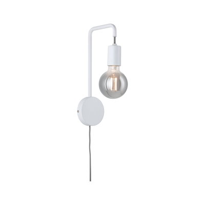 Weiße Wandlampe aus Metall mit sichtbarer Glühbirne und grauem Textilkabel für modernes Lichtdesign