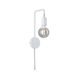Weiße Wandlampe aus Metall mit sichtbarer Glühbirne und grauem Textilkabel für modernes Lichtdesign