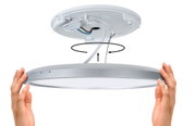 Montering af rund loftlampe i sølv og hvid med ledninger og drejelås-mekanisme