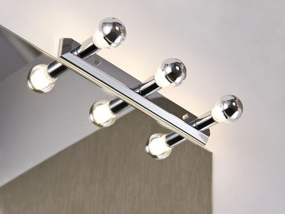 Chroomkleurige wandlamp met vier ronde lampen boven een spiegel voor badkamerverlichting