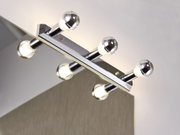 Chroomkleurige wandlamp met vier ronde lampen boven een spiegel voor badkamerverlichting