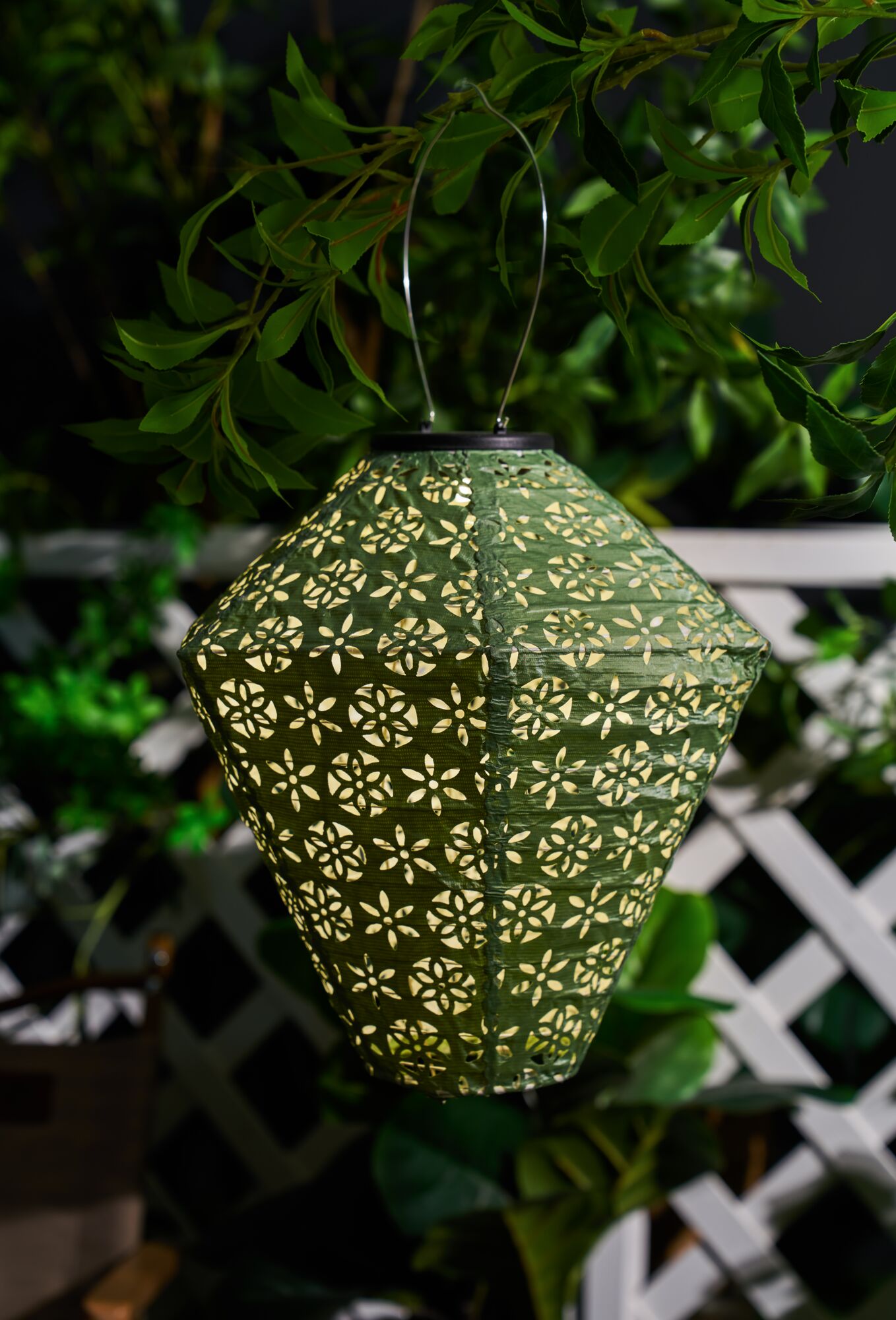 Groene papieren lantaarn met bloemmotief en metalen handvat, decoratieve buitenverlichting voor tuin