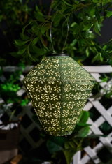 Groene papieren lantaarn met bloemmotief en metalen handvat, decoratieve buitenverlichting voor tuin