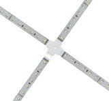 Vierarmiger LED-Streifenverbinder in Weiß für flexible Lichtbandinstallation mit 24V Anschluss.