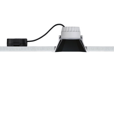 Weißer eckiger Einbau-Downlight mit schwarzem Reflektor und Anschlusskabel für moderne LED-Deckenbeleuchtung
