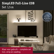 Woonkamer met tv en verlichte planken door 1,5 m LED Full-Line COB set met beschermhoes