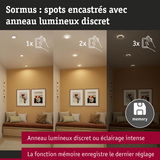 Trois spots encastrés blancs avec anneau lumineux discret dans un salon avec fonction mémoire pour l’éclairage