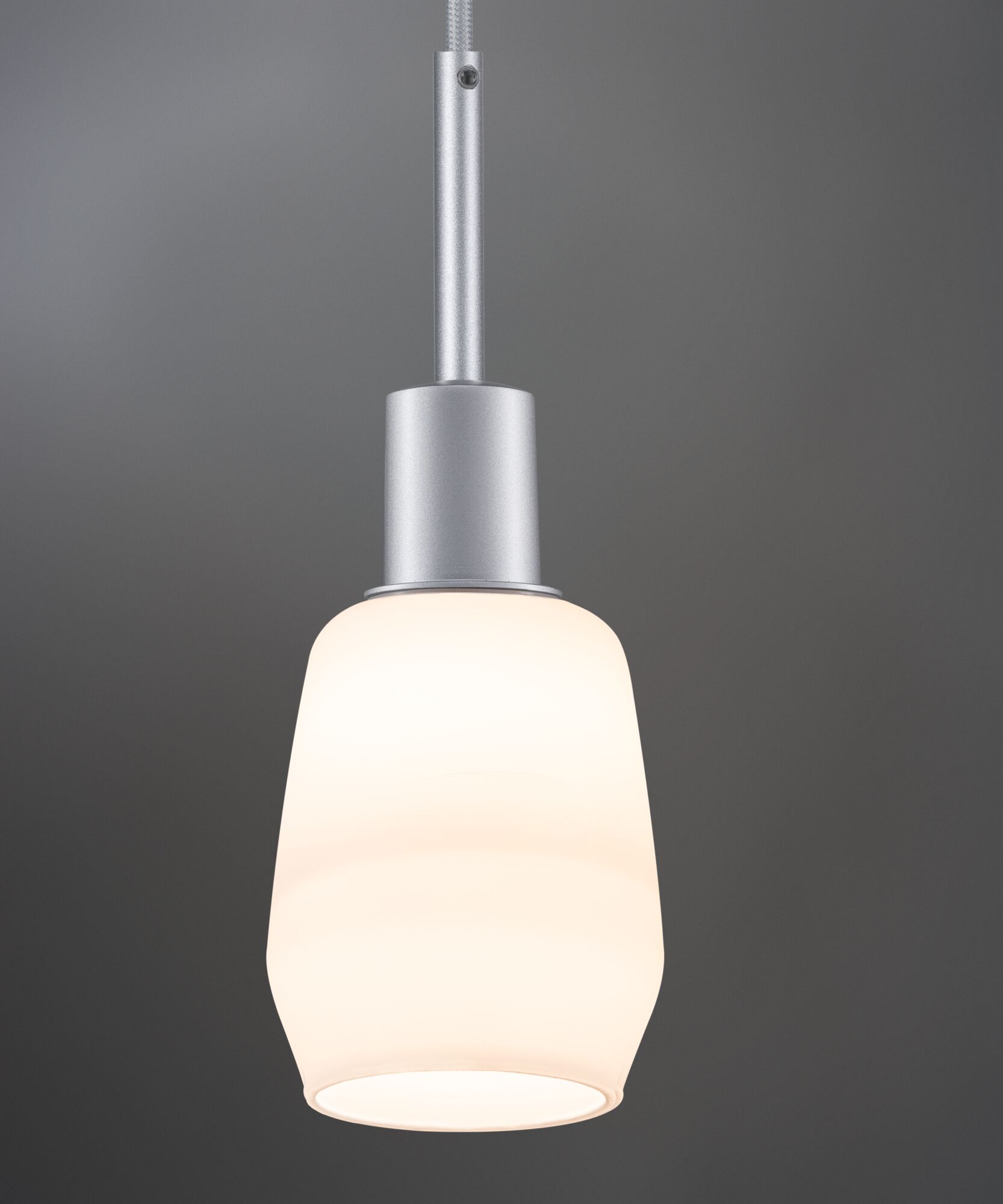 Moderne Pendelleuchte mit matt-silbernem Metall und weißem Glas, ideal für Wohnraumbeleuchtung