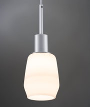 Moderne Pendelleuchte mit matt-silbernem Metall und weißem Glas, ideal für Wohnraumbeleuchtung
