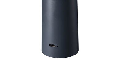 Schwarzes zylindrisches Gerät mit USB-C Anschluss, modernes Elektronikzubehör für Zuhause.