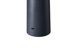 Zwart cilindrisch apparaat met USB-C-poort, modern elektronisch accessoire voor thuis.