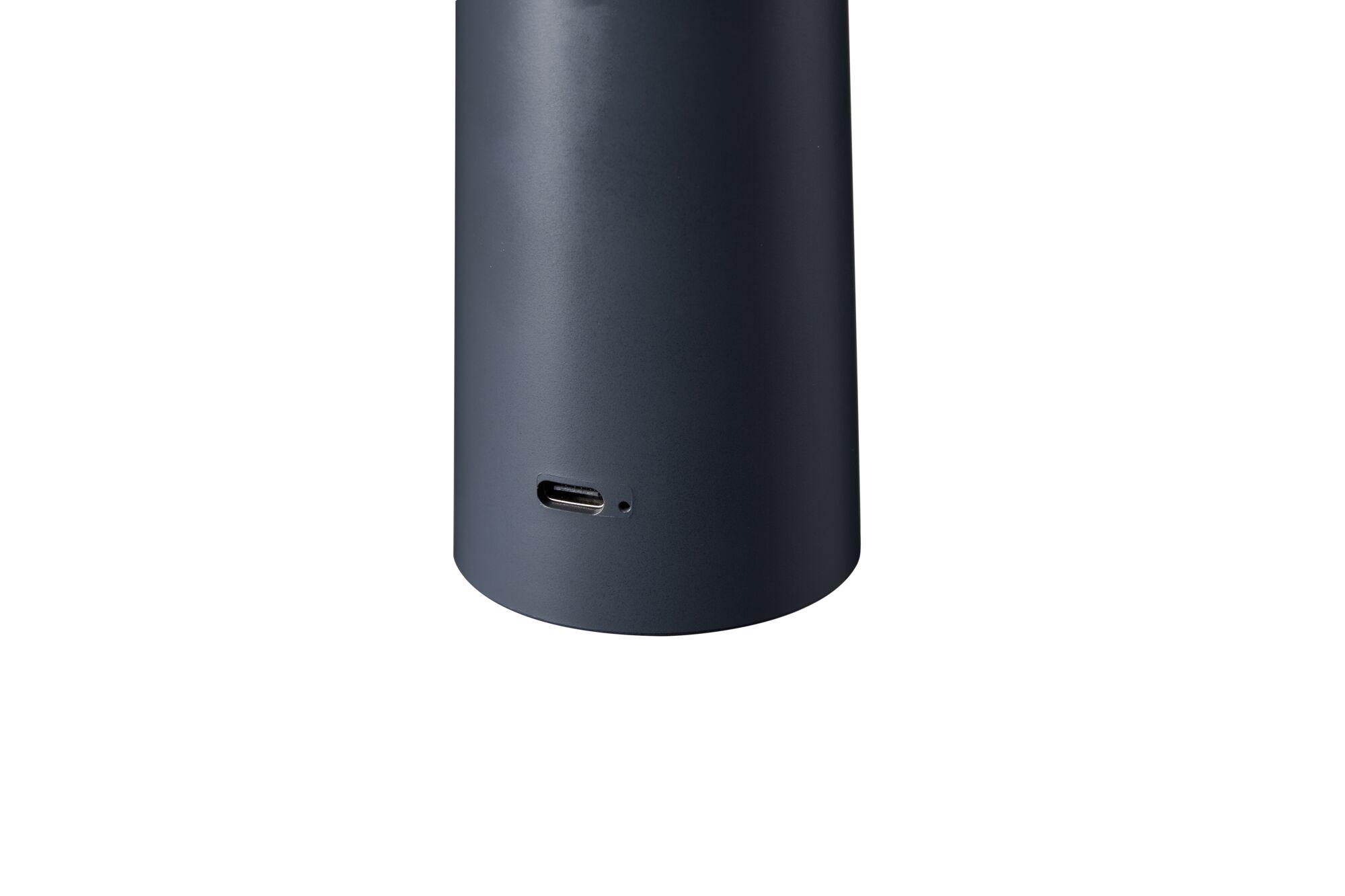 Zwart cilindrisch apparaat met USB-C-poort, modern elektronisch accessoire met matte afwerking